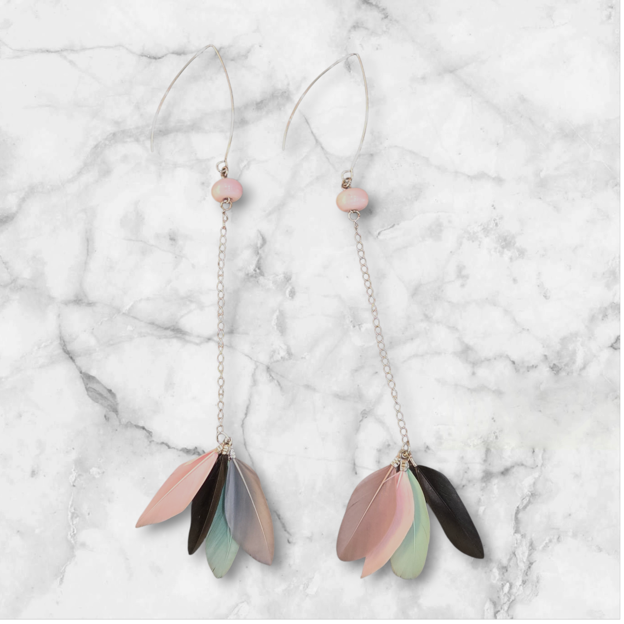 🌸🪶 Boucles d’oreilles longues artisanales – 2 perles de verre roses & plumes