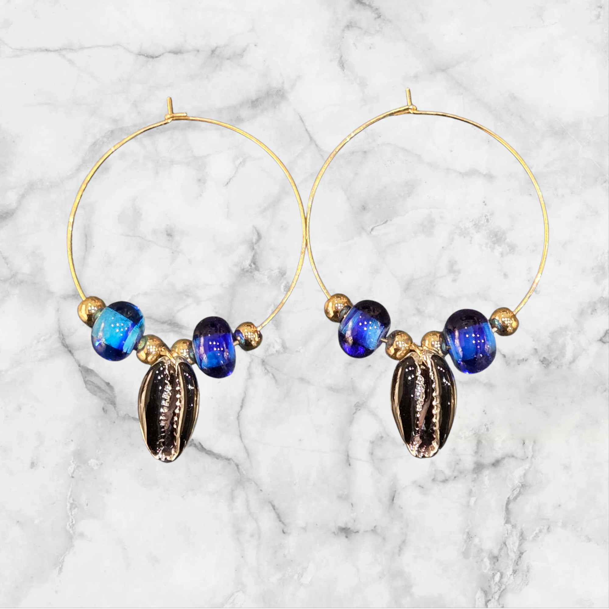 💙🖤 Créoles artisanales – 4 perles de verre bleues mélangées &amp; 2 cauris noirs