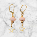 🌸⭐ Boucles d’oreilles artisanales – 2 perles de verre roses &amp; pendentifs étoile