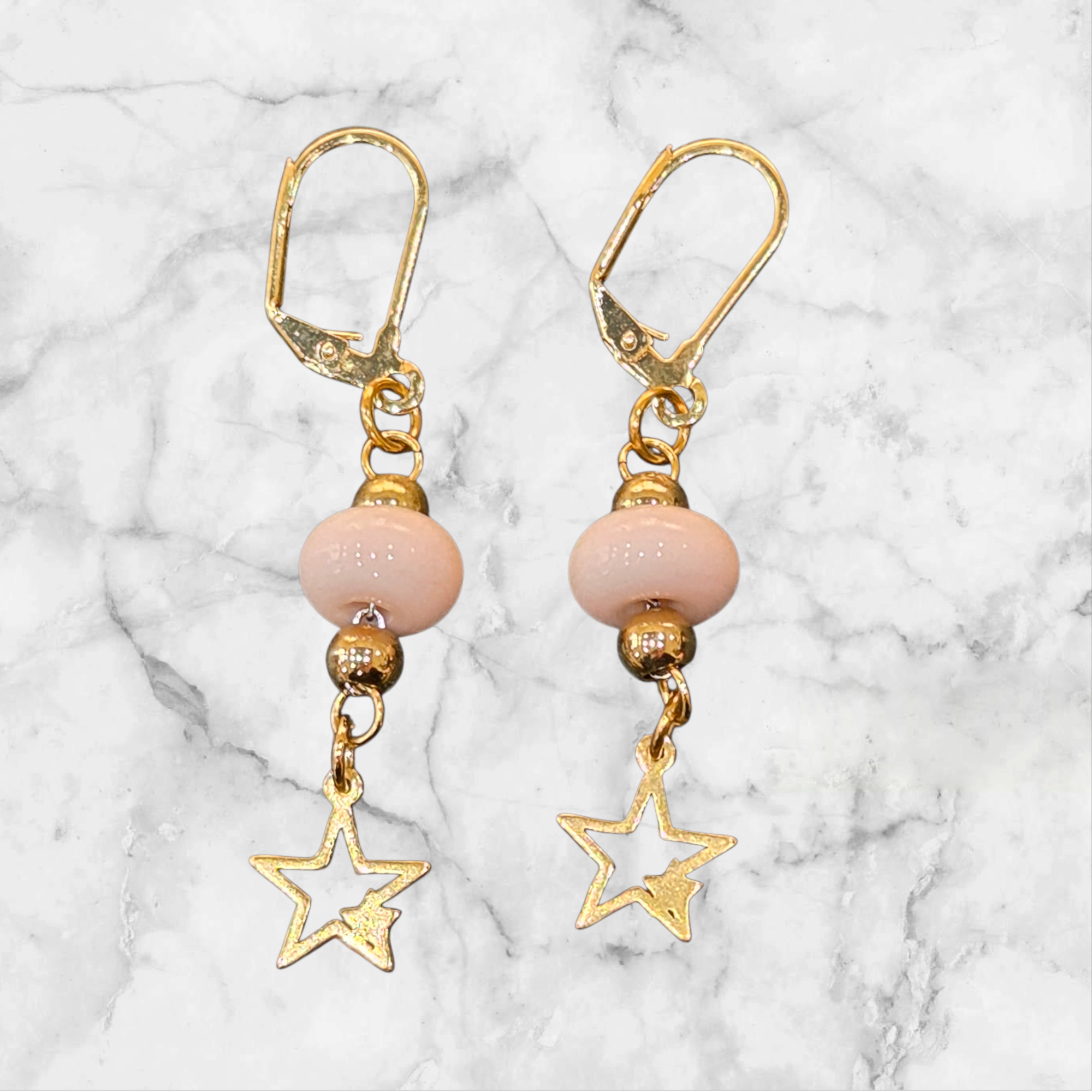 🌸⭐ Boucles d’oreilles artisanales – 2 perles de verre roses &amp; pendentifs étoile