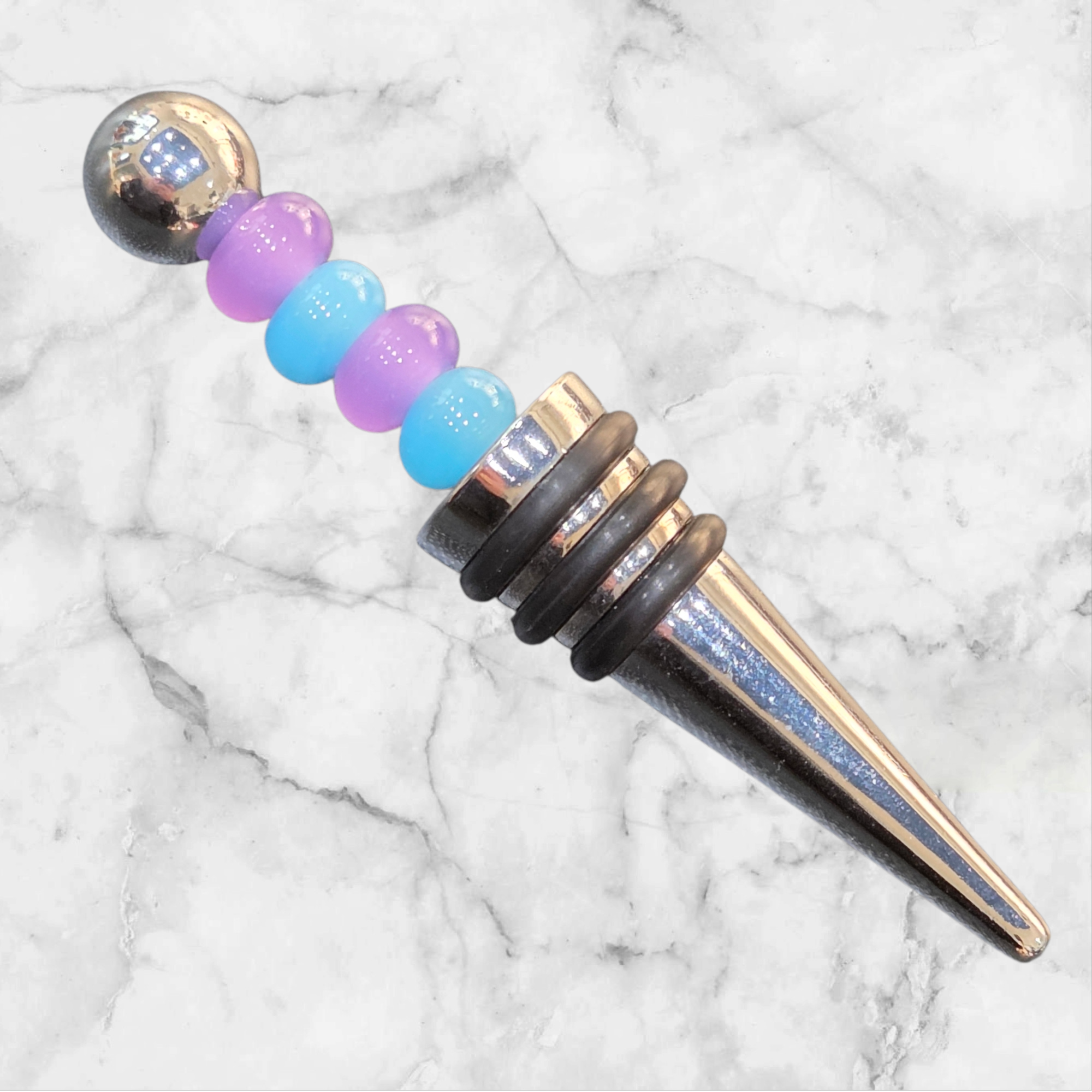 💙💜 Bouchon de bouteille artisanal – 4 perles de verre translucides bleu ciel & violettes