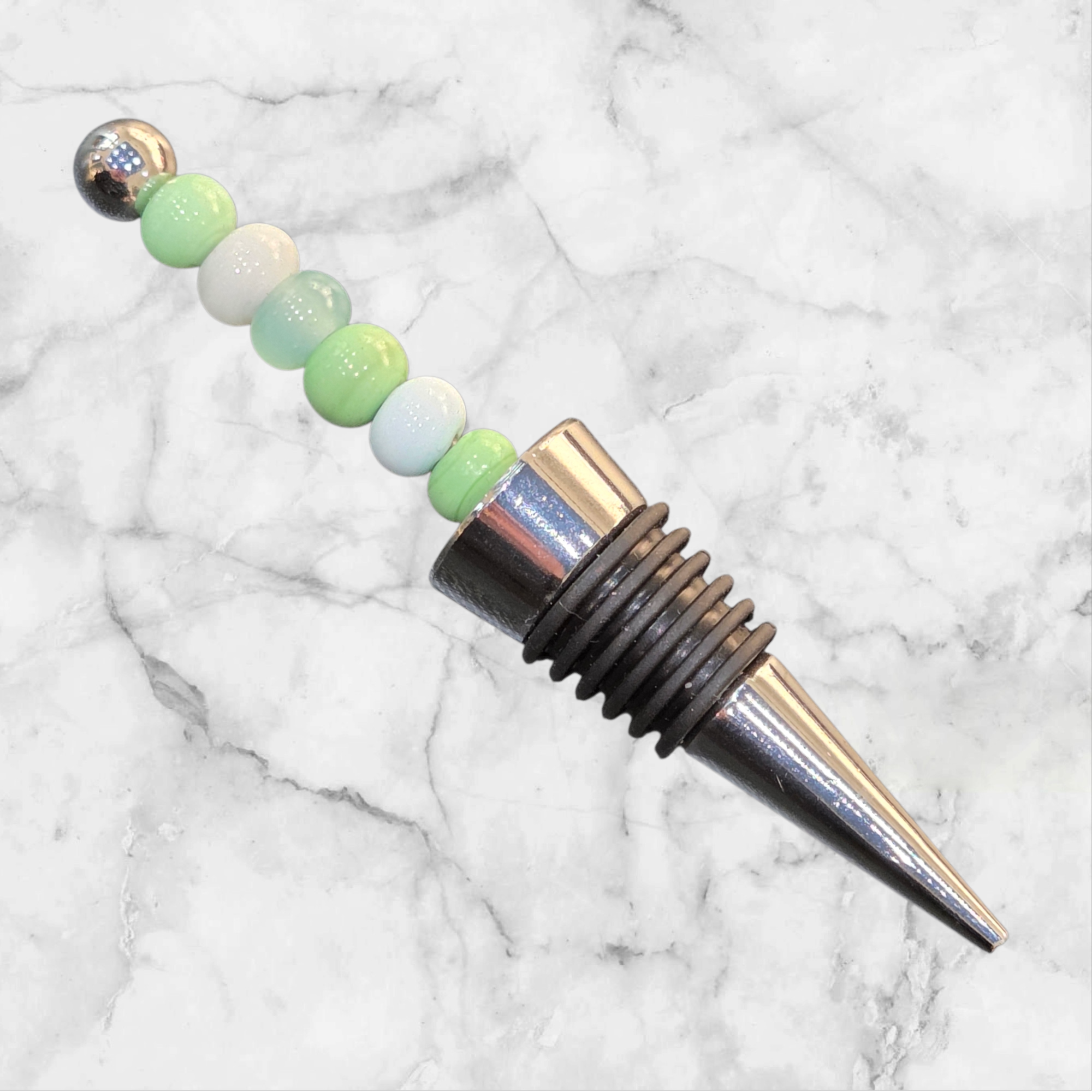 💚🤍 Bouchon de bouteille artisanal – 6 perles de verre vertes &amp; blanches