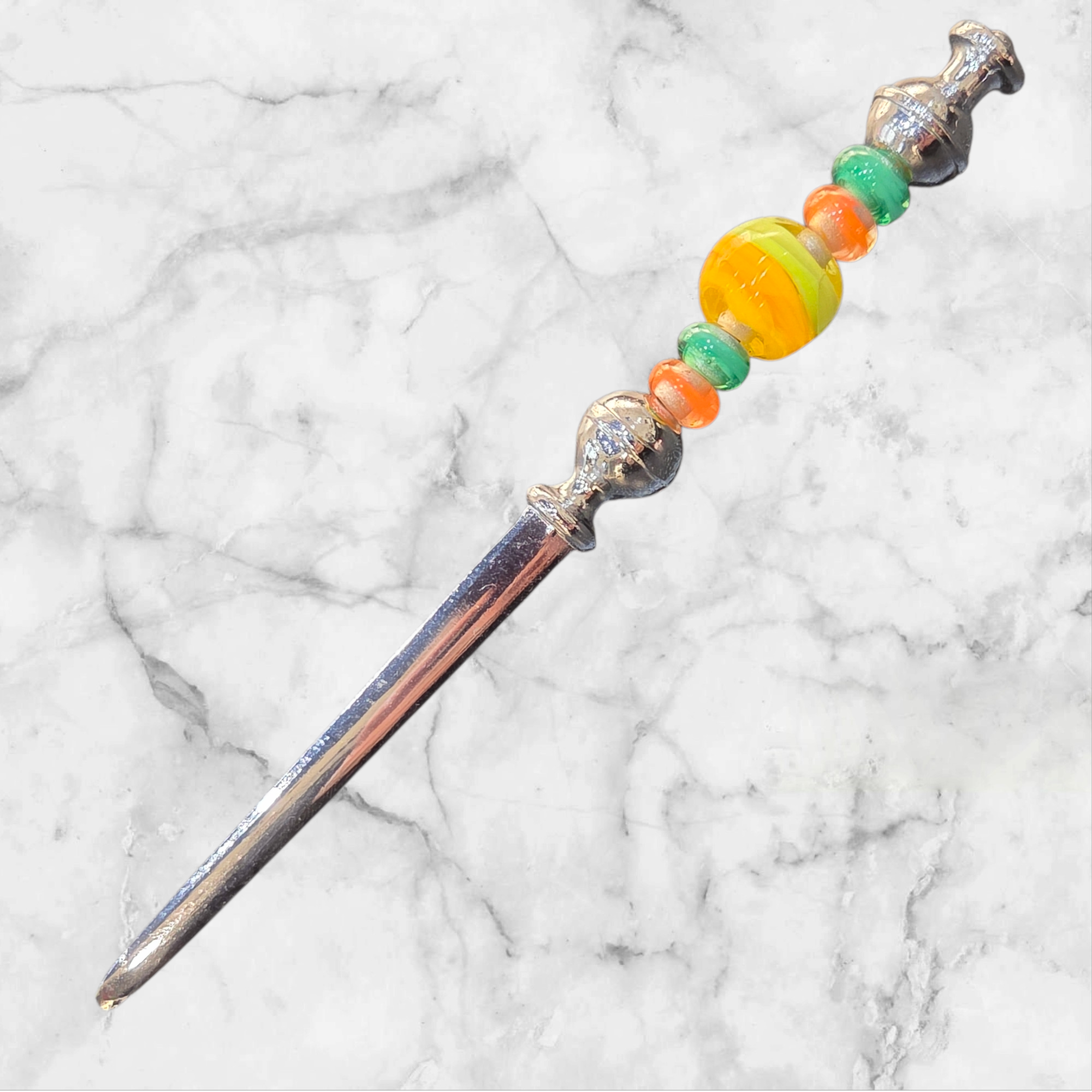 🧡💚💛 Ouvre-lettres artisanal – 5 perles de verre orange, vert & jaune-orangé