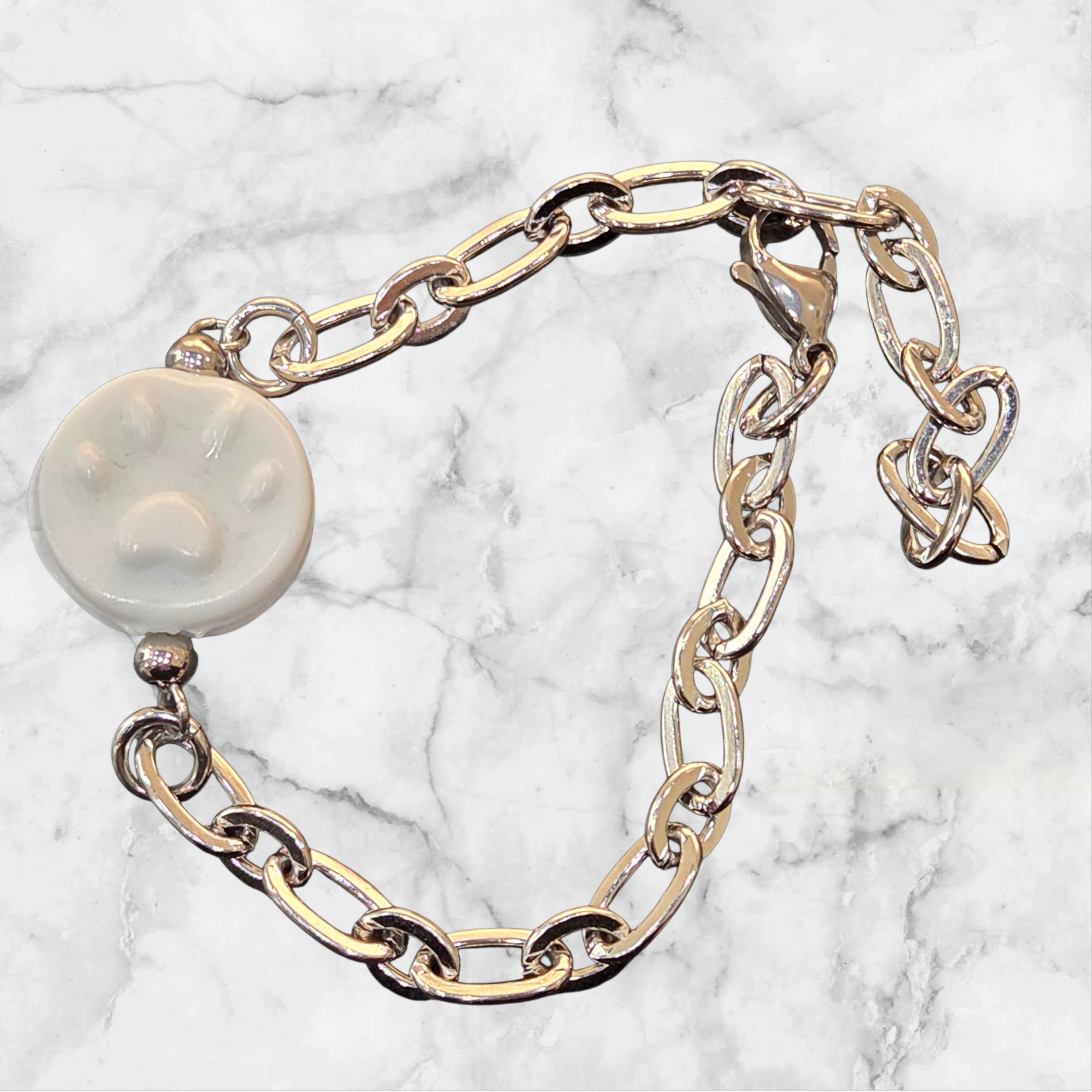 🐾🤍 Bracelet artisanal – Perle 3D empreinte patte de chien blanche