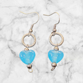 💙💙 Boucles d’oreilles artisanales – 2 perles cœur bleu translucide