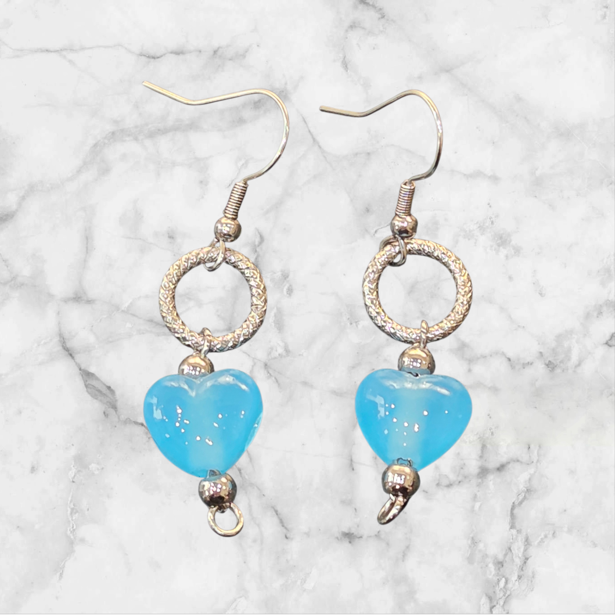 💙💙 Boucles d’oreilles artisanales – 2 perles cœur bleu translucide