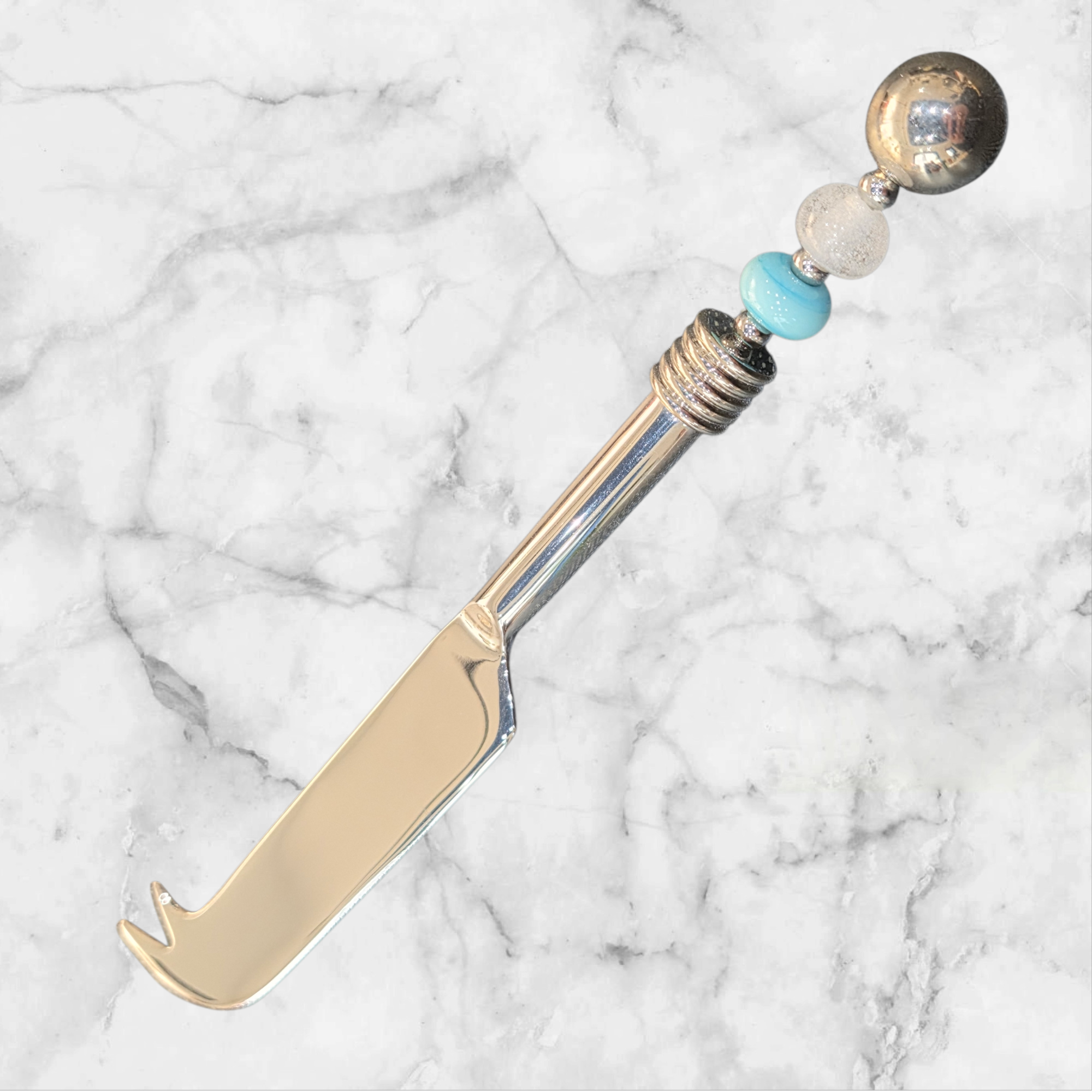 🤍💙 Couteau à fromage artisanal – Perle blanche pailletée &amp; perle bleue