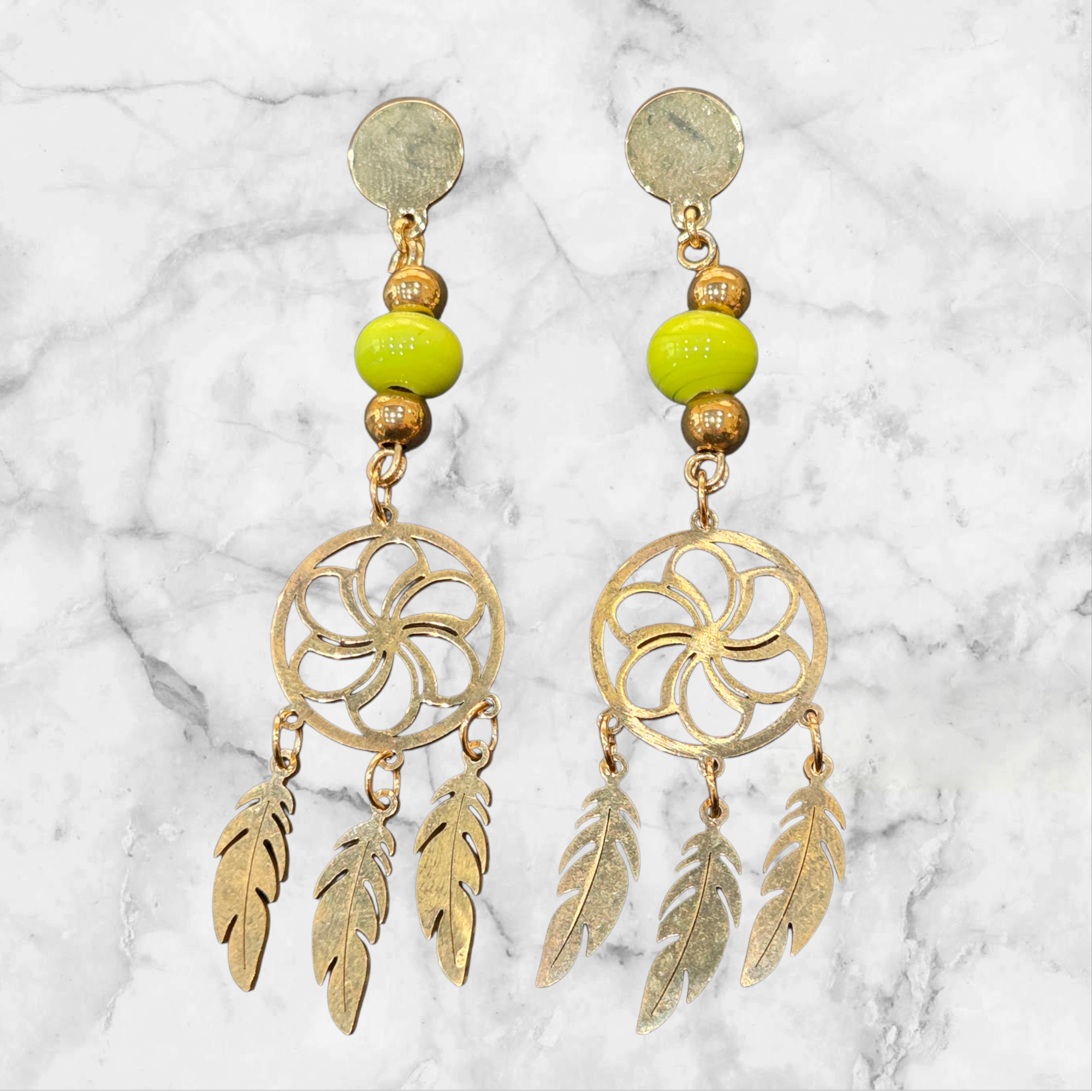 💚✨ Boucles d’oreilles artisanales – 2 perles de verre vert anis &amp; pendentifs attrape-rêve