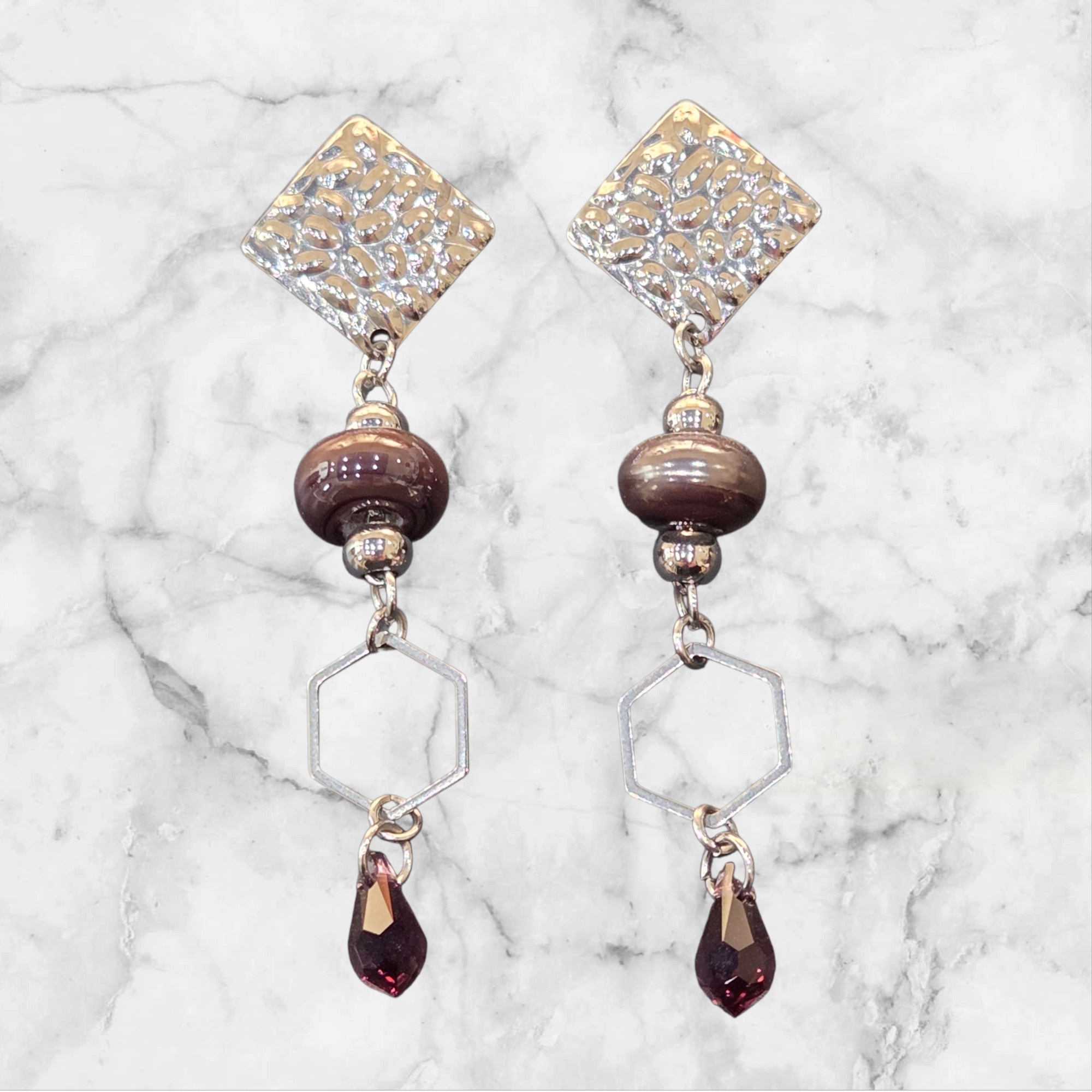 💜✨ Boucles d’oreilles artisanales – 2 perles de verre prune métallisé & cristaux goutte prune