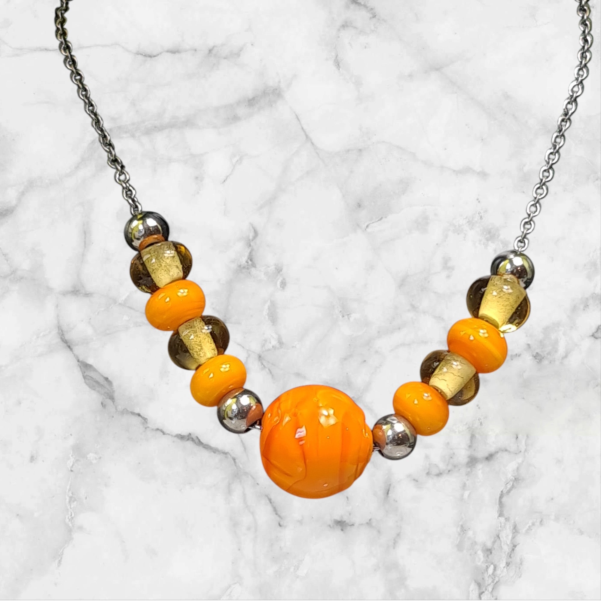 🧡 Collier artisanal – 9 perles de verre orange translucides et opaques