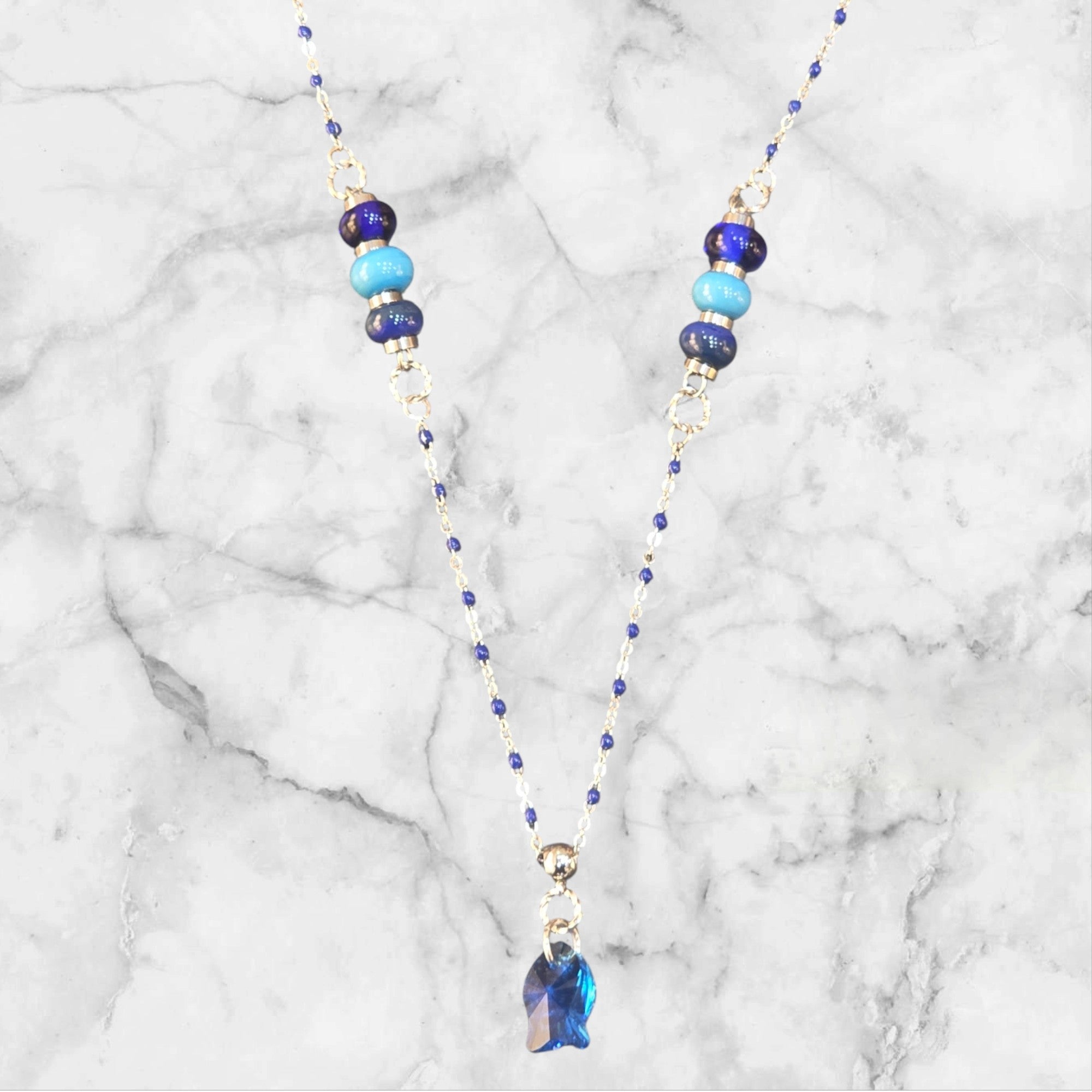 🐟💙 Collier artisanal – 6 perles de verre dégradé de bleus & poisson en cristal bleu foncé