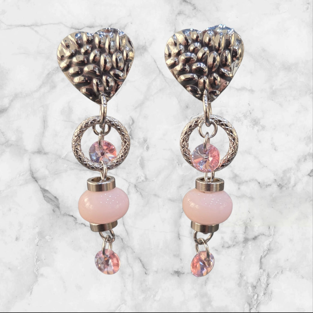 🌸💎 Boucles d’oreilles artisanales – 2 perles de verre roses & 4 cristaux roses