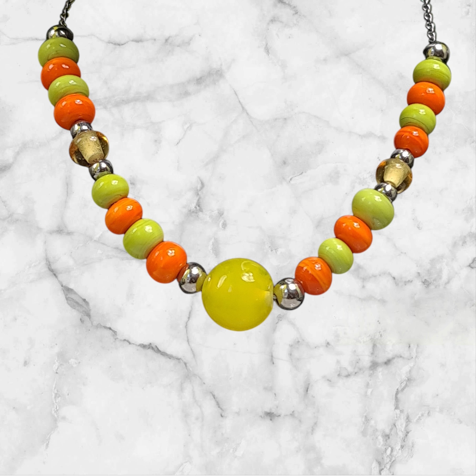 💛💚🧡 Collier artisanal – 19 perles de verre jaunes, vertes et orange filées au chalumeau