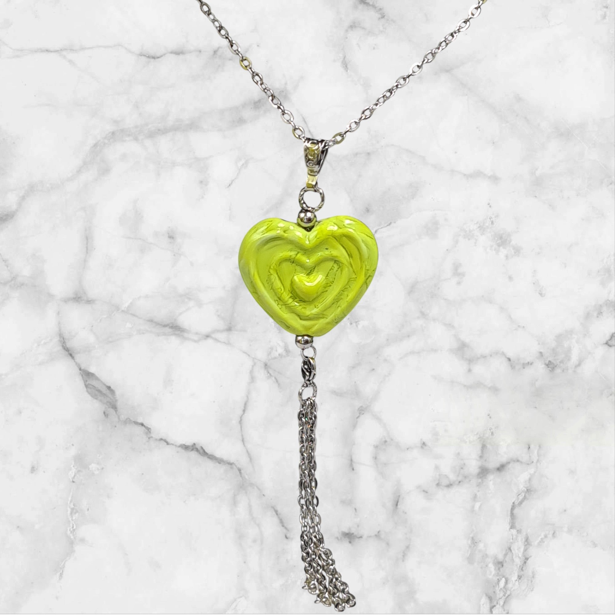 💚Collier artisanal – Perle de verre cœur 3D verte & pompon amovible