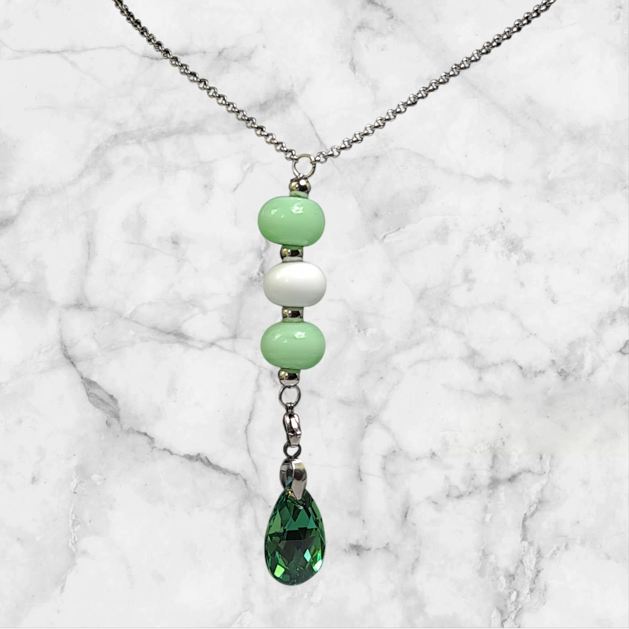 🤍💚 Collier artisanal – 3 perles vert d’eau et blanches & cristal vert amovible
